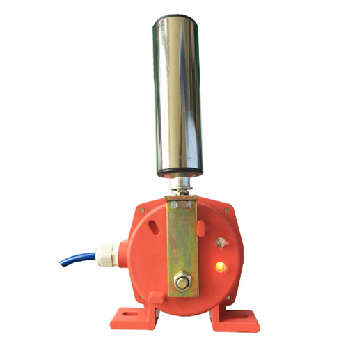 HFKPT1-20-35輸送機(jī)工業(yè)開關(guān)，輸送機(jī)在運(yùn)行中，當(dāng)皮帶跑偏且與開關(guān)立輥接觸時(shí)，立輥?zhàn)赞D(zhuǎn)，若跑偏量繼續(xù)加大，則擠壓立輥發(fā)生偏移。一級(jí)開關(guān)信號(hào)用于報(bào)警，如果將此信號(hào)與跑調(diào)整裝置相接，即可實(shí)現(xiàn)不停機(jī)狀態(tài)下的跑偏自動(dòng)調(diào)整。二級(jí)兩級(jí)跑偏開關(guān)信號(hào)用于停機(jī)，將此信號(hào)接至控制線路中，即可實(shí)現(xiàn)重度跑偏狀態(tài)下的自動(dòng)停機(jī)。當(dāng)故障排除后，膠帶離開立輥正常運(yùn)轉(zhuǎn)時(shí)，立輥可自動(dòng)復(fù)位。，
兩級(jí)跑偏開關(guān)安裝和調(diào)整
1.跑偏開關(guān)設(shè)在輸送帶兩側(cè)，立輥應(yīng)與輸送帶邊平面垂直，并使輸送帶兩邊位于立輥高度1/3處。
2.跑偏開關(guān)立輥與輸送帶正常位置的間距宜為50～100mm。
3.跑偏開關(guān)數(shù)量應(yīng)根據(jù)輸送機(jī)長度、類型及布置情況進(jìn)行確定。兩級(jí)跑偏開關(guān)一般應(yīng)在輸送機(jī)頭部、尾部、凸弧段、凹弧段和在輸送機(jī)中間位置進(jìn)行設(shè)置。（注：當(dāng)輸送機(jī)較長時(shí)，在輸送機(jī)中間位置可每隔30～35米設(shè)1對(duì)）
4.跑偏開關(guān)應(yīng)通過安裝支架與輸送機(jī)中間架連接，開關(guān)支架應(yīng)在輸送機(jī)安裝完成后與輸送機(jī)機(jī)架焊接，跑偏開關(guān)與跑偏開關(guān)支架用螺栓固定。，跑偏控制器
