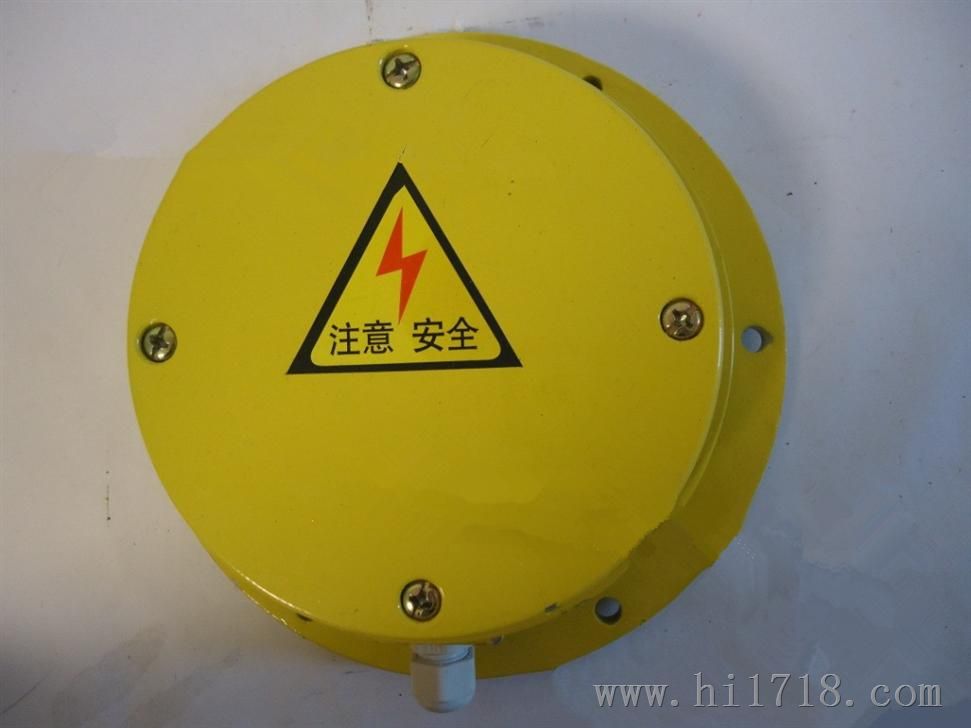 ZGDS-II溜槽堵塞檢測器，溜槽堵塞保護裝置工作原理，溜槽堵塞保護裝置采用門式結(jié)構(gòu)，彈簧復(fù)位，安裝在溜槽側(cè)壁上。當(dāng)物料在溜槽中造成堵塞時堆積的物料必定給溜槽側(cè)壁一個壓力，從而將本裝置的活動門向內(nèi)推移。當(dāng)活動門偏轉(zhuǎn)角度大于受控角度時，其控制開關(guān)動作，從而發(fā)出報警或停機信號。如將其接至振動器控制線路上，可實現(xiàn)輕度堵塞時不停機自動振打功能。堵塞故障排除后，活動門自動復(fù)位。，JYB/LD-B溜槽堵塞保護裝置使用說明，溜槽堵塞保護裝置又名溜槽堵塞開關(guān)，溜槽堵塞檢測器，堵料開關(guān)，麻城圖爾克現(xiàn)貨供應(yīng)皮帶輸送保護裝置，溜槽堵塞開關(guān)，批發(fā)生產(chǎn)，廠家直銷。JYB/LD-B溜槽堵塞保護裝置采用門式結(jié)構(gòu)，彈簧復(fù)位，當(dāng)物料在溜槽中造成堵塞時，堆積的物料給溜槽側(cè)壁一個壓力．從而將本裝置的活動門向外推移，當(dāng)活動門偏轉(zhuǎn)一個角度時，其控制溜槽堵塞開關(guān)動作發(fā)出警告、振打或停機信號。當(dāng)堵塞故障排除后，活動門在彈簧的作用下自動復(fù)位，恢復(fù)原狀態(tài)。溜槽堵塞開關(guān)也可通過地址編碼器發(fā)送狀態(tài)數(shù)據(jù)至遠程控制室。后面設(shè)有檢修門，便于使用中平常維護。，溜槽防堵保護裝置廠家