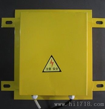 溜槽堵塞開關XLDS-Y，溜槽堵塞保護裝置工作原理，溜槽堵塞保護裝置采用門式結構，彈簧復位，安裝在溜槽側壁上。當物料在溜槽中造成堵塞時堆積的物料必定給溜槽側壁一個壓力，從而將本裝置的活動門向內推移。當活動門偏轉角度大于受控角度時，其控制開關動作，從而發(fā)出報警或停機信號。如將其接至振動器控制線路上，可實現(xiàn)輕度堵塞時不停機自動振打功能。堵塞故障排除后，活動門自動復位。，溜槽堵塞保護裝置